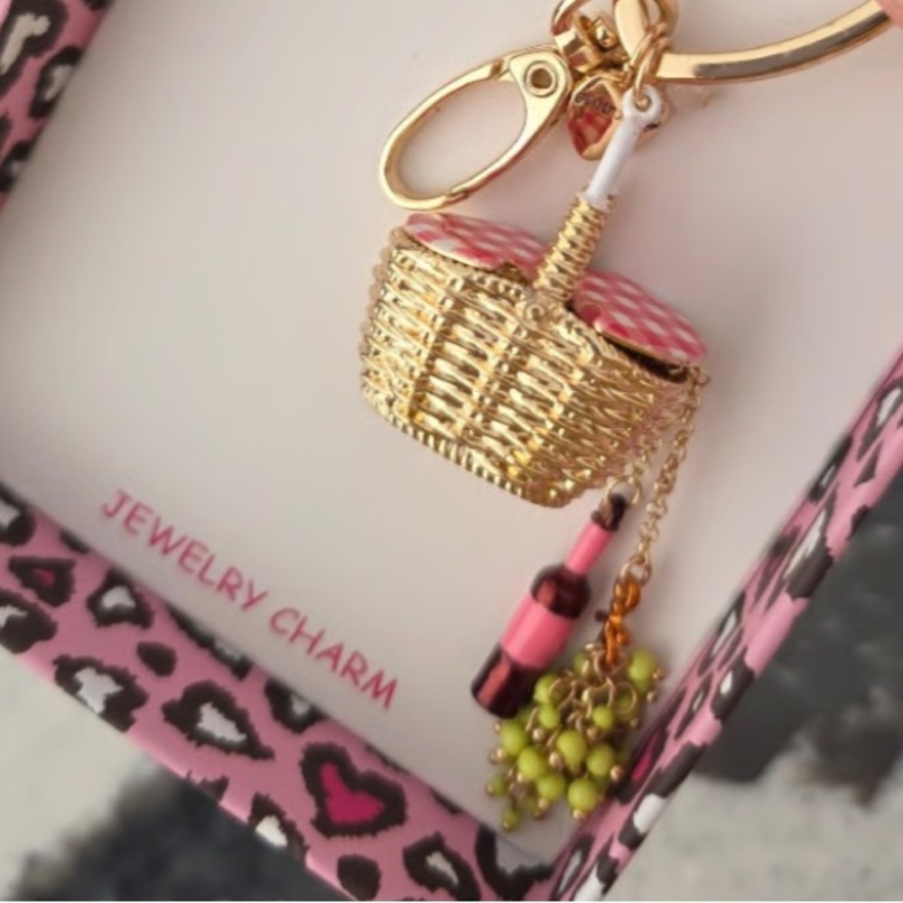 New Betsey Johnson Gold Tone Summer Picnic Bag Charm Wine Bottle & Grapes Charm - Picture 9 of 16